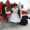 В Челнах на свадьбе жених  покатал невесту на пожарной машине (ФОТО)